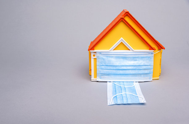 房子的模型被面具保护着。新型冠状病毒肺炎图片下载