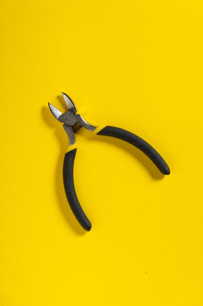 黄色底色斜口钳用于切断电线。电工大师必备工具图片下载
