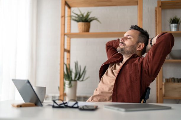 白种人千禧年商业男子经理休息后，在家庭办公室的努力工作图片下载