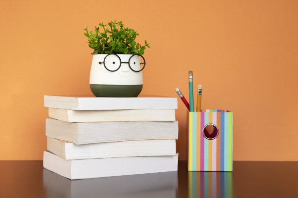 书和植物配上眼镜图片下载