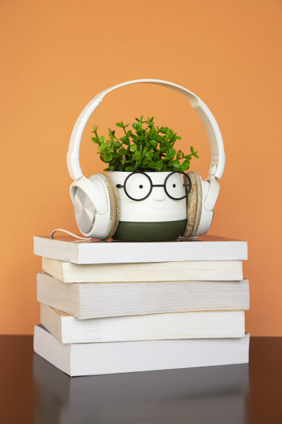 带耳机的书籍和植物图片下载