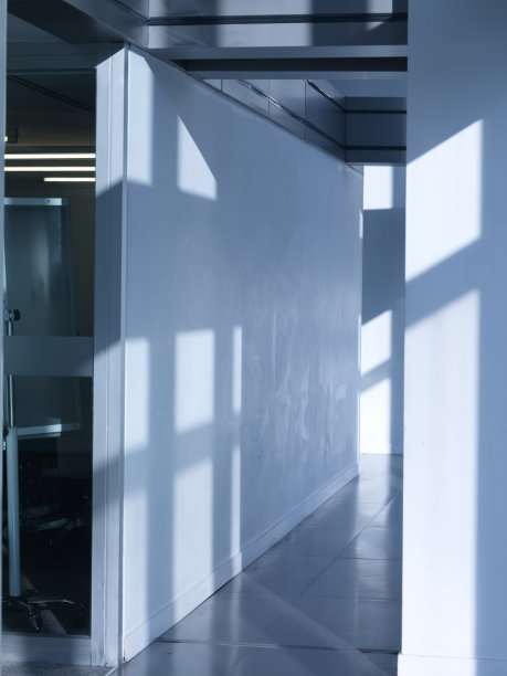 办公楼走廊，大窗户通过日光图片下载