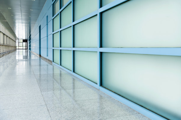 现代办公大楼里长长的走廊图片下载