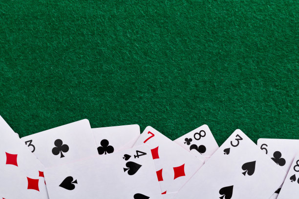 桌上有一堆扑克牌图片下载