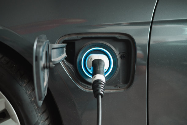为电动汽车充电时插上电源线图片下载