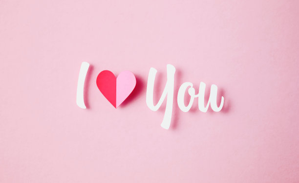 我爱你短语和粉红色背景上的红心形状图片下载