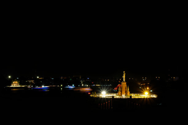 夜晚，泰国国王拉玛八世的金像图片下载