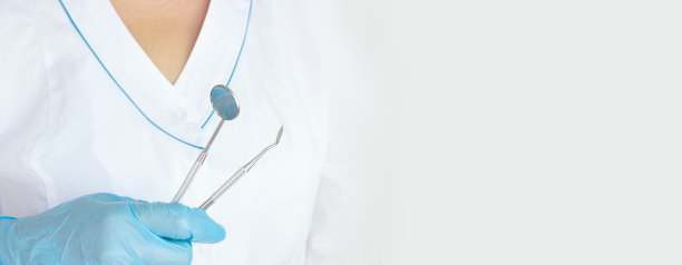 医生手中不同的牙科护理工具。牙科的背景。有复制空间，特写。口腔卫生概念图片下载