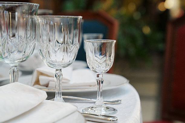 桌子上的空酒杯。节日晚宴的餐桌摆设。图片下载