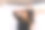 一个女人躺在床上，闭着眼睛享受音乐的镜头图片下载