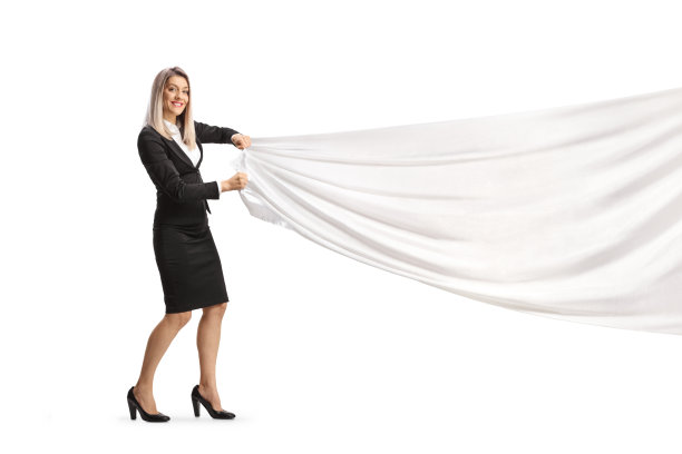 女人拉着一块白布图片下载