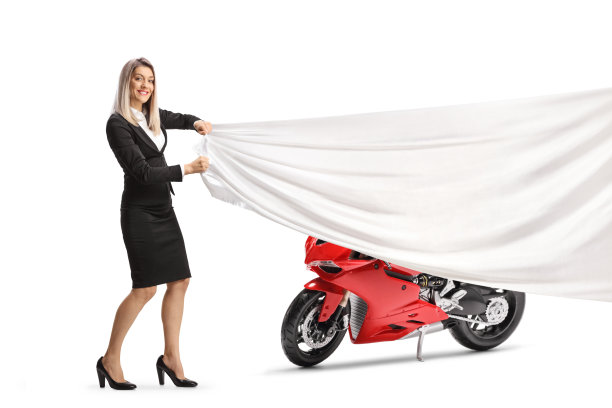 一名女商人在一辆红色摩托车前插了一块白布图片下载