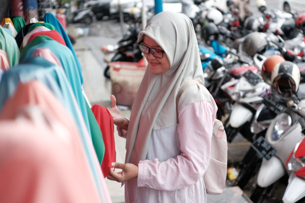 年轻女子在买布图片下载