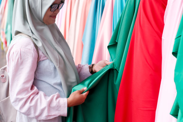 近距离观察穆斯林妇女再次选择布料图片下载