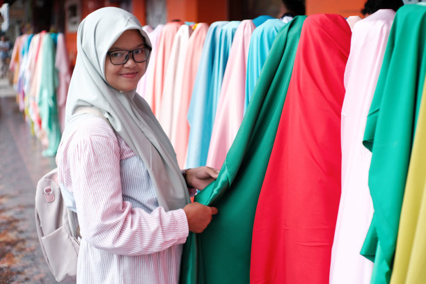 年轻女子在买布图片下载