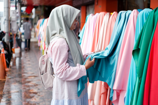 穆斯林妇女再次选择布料图片下载