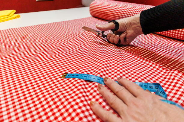 一位女裁缝正在用剪刀做新衣服。图片下载