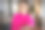 一个年轻漂亮的女人在她的公寓里拍照的自拍照图片下载
