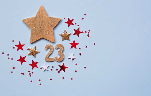 给祖国保卫者节的贺卡。白色、金色、红色的星星和浅蓝色背景上的数字23。假期是2月23日。图片下载