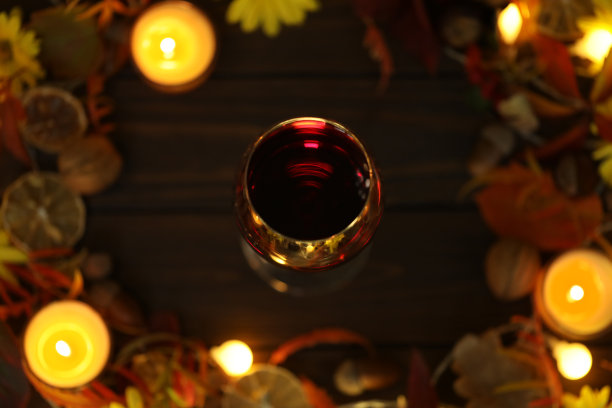 一杯深色背景的红酒图片下载