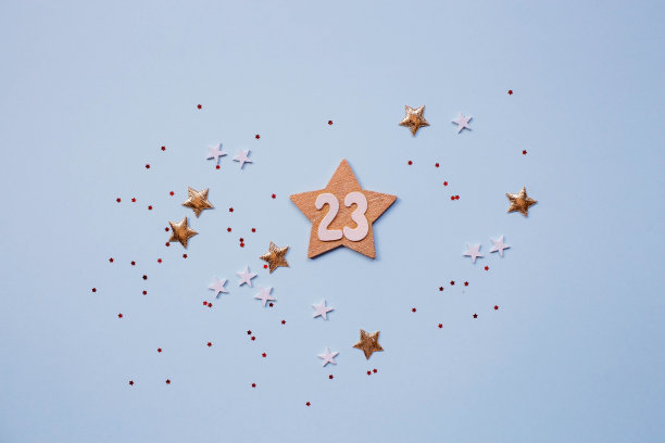 给祖国保卫者节的贺卡。白色、金色、红色的星星和浅蓝色背景上的数字23。假期是2月23日。图片下载