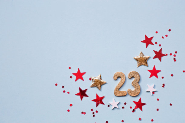 给祖国保卫者节的贺卡。白色、金色、红色的星星和浅蓝色背景上的数字23。假期是2月23日。图片下载