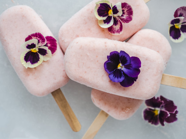 桌上有自制的鲜亮冰淇淋图片下载