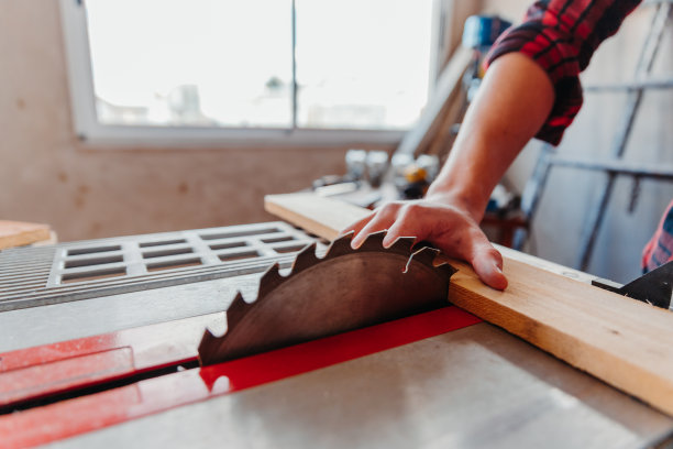 在车间工作的白人男性木匠正在砍柴图片下载