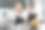 学生们正在一所拥有标准厨房和齐全设备的烹饪学院学习烹饪。并请专业厨师作为培训师。图片下载