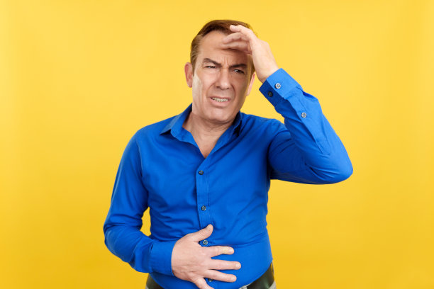 成熟男人身体不适的手势图片下载