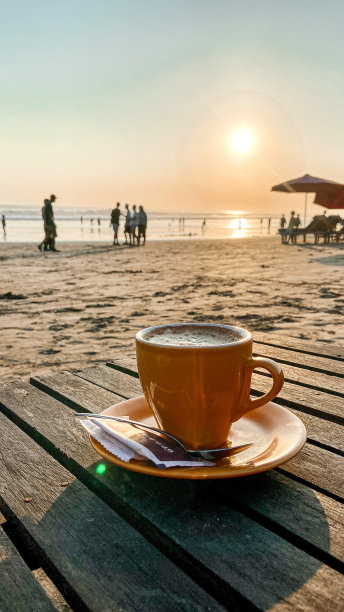 海滩边的咖啡图片下载