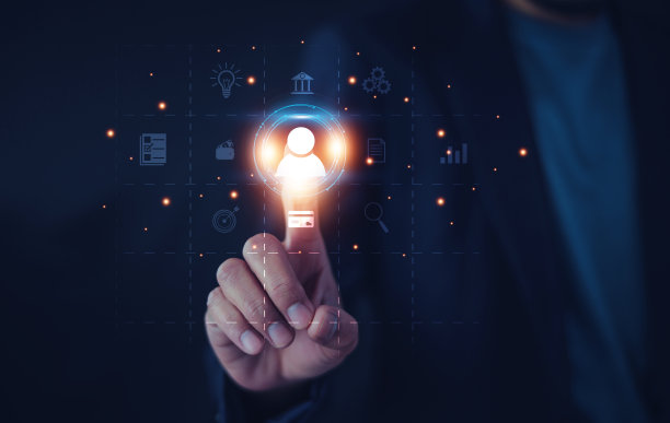 商人在屏幕上触摸目标客户。目标客户，买家角色，客户行为概念。营销计划和策略。个性化营销，以客户为中心的战略。图片下载