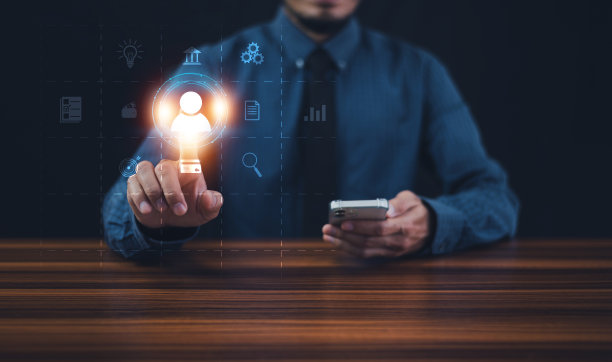 商人在屏幕上触摸目标客户。目标客户，买家角色，客户行为概念。营销计划和策略。个性化营销，以客户为中心的战略。图片下载