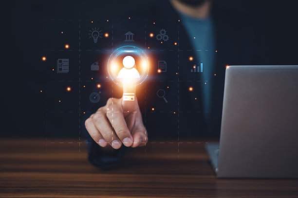 商人在屏幕上触摸目标客户。目标客户，买家角色，客户行为概念。营销计划和策略。个性化营销，以客户为中心的战略。图片下载