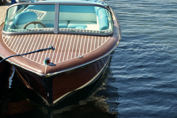 一艘经典的木制快艇的前视图图片下载