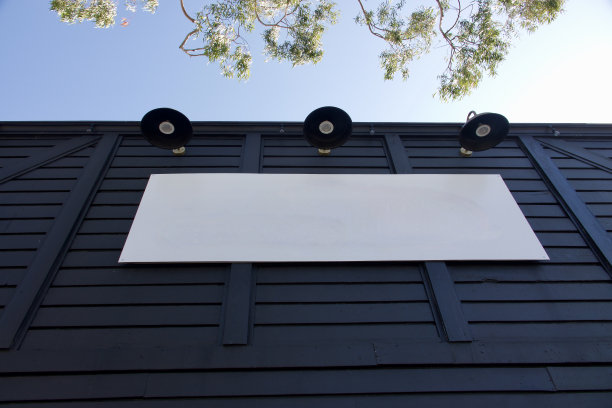 现代建筑与空白的白色标志图片下载