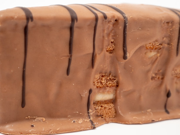 白色背景上的一块巧克力蛋糕。图片下载