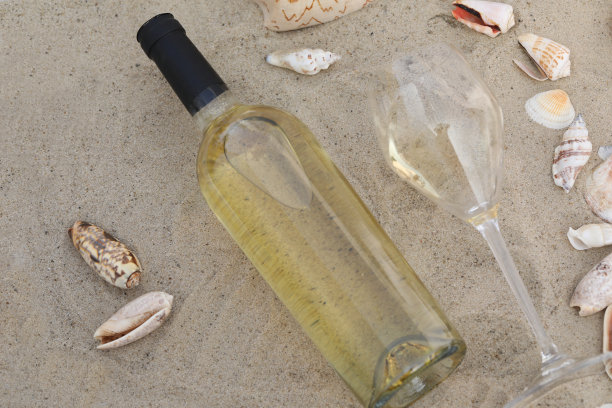 在沙滩上喝杯酒图片下载