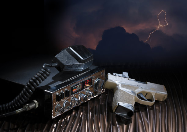 枪和无线电，后面有雷暴图片下载