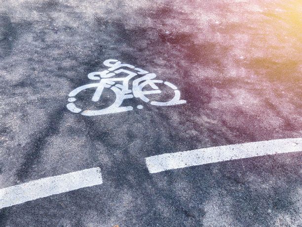 道路上的自行车标志。马路上的自行车道标志。骑车人通过的地方图片下载