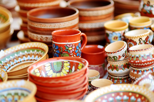 立陶宛维尔纽斯的复活节市场上出售的陶瓷盘子、餐具和水壶图片下载