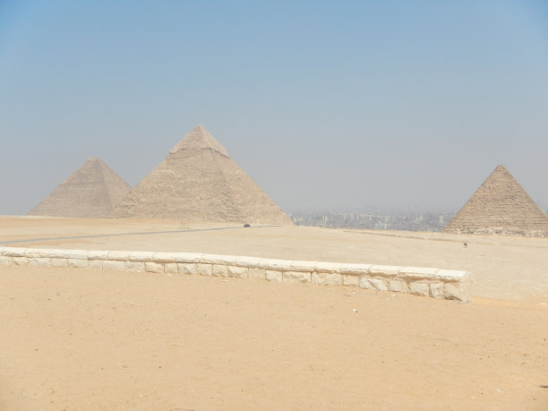 吉萨金字塔及周边沙漠图片下载