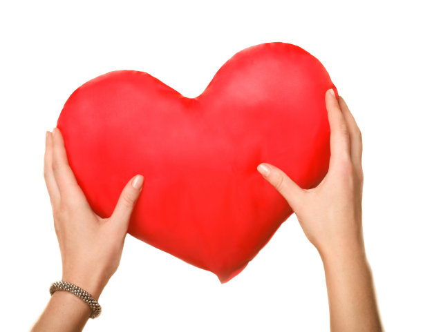 女性手中的红色心形图片下载