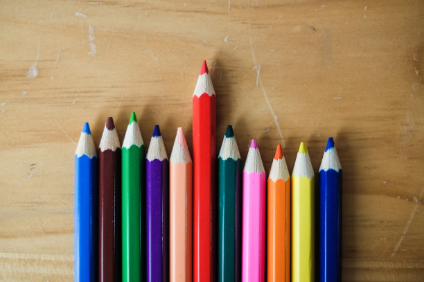 堆叠彩色铅笔在木制背景，选择性焦点。图片下载