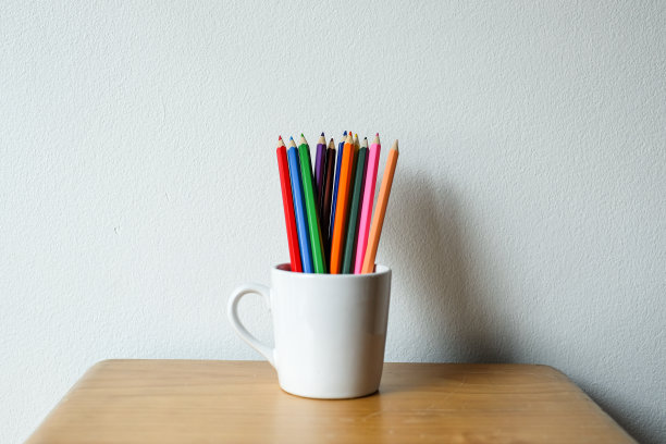 堆叠彩色铅笔在玻璃上的木制背景，选择性聚焦。图片下载