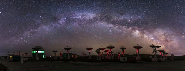 射电望远镜和银河系图片下载