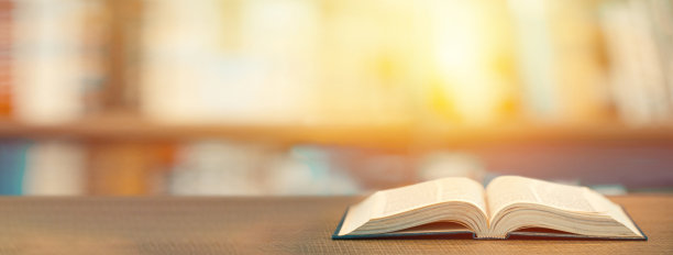 学习教育理念。在图书馆的木桌上打开书图片下载