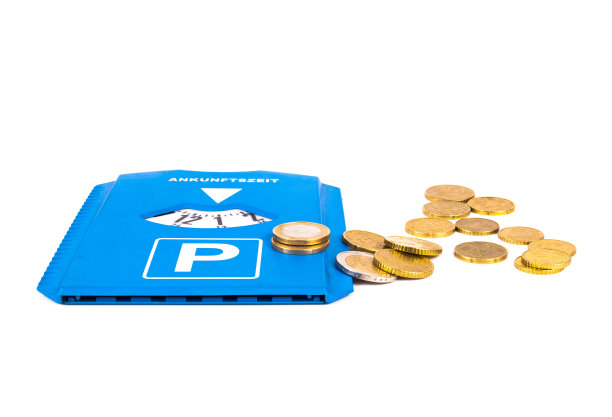 停车盘的特写镜头与“到达时间”铭文和金币在白色背景图片下载