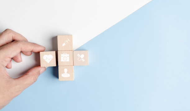 健康保险概念。手握加和保健医疗图标，健康和获得福利的健康概念。图片下载