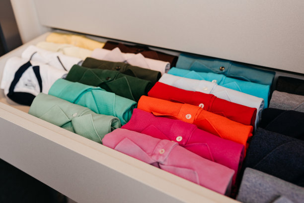 组织——抽屉里放着按颜色分类的折叠t恤图片下载